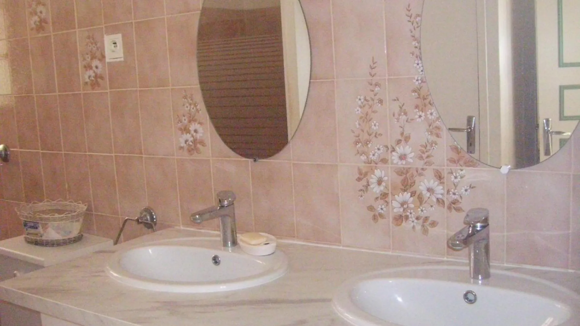 Holiday home Location Maison Domaine Viticole Avec Piscine Flassans-sur-Issole